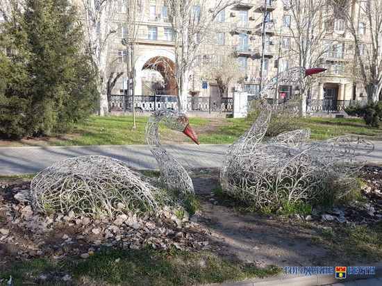 В центре Волгограда вандалы свернули белому лебедю шею