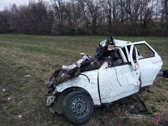 Под Волгоградом фура расплющила легковушку: погибли двое