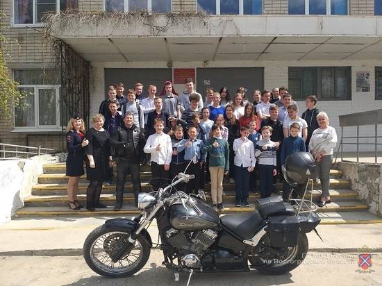 В Волгограде полицейские и байкеры рассказали школьникам об опасностях езды на мопеде
