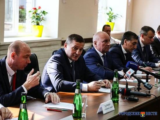 Андрей Бочаров провел выездное совещание на заводе «Красный Октябрь»