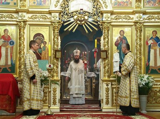 Губернатор Андрей Бочаров принял участие во всенощной пасхальной службе