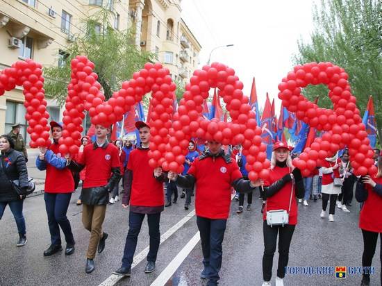 Тысячи волгоградцев вышли на первомайскую демонстрацию