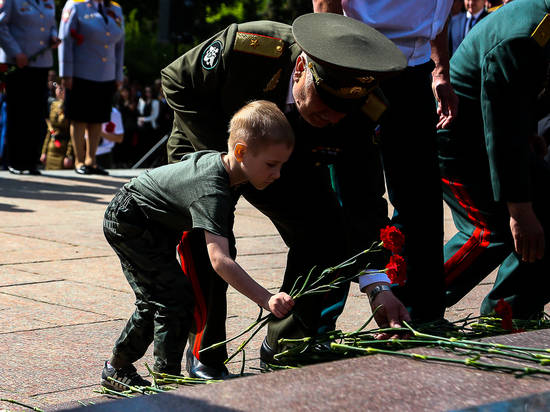 Более 400 человек пришли с цветами и венками к обелиску воинов 62-й и 64-й армий в Волгограде