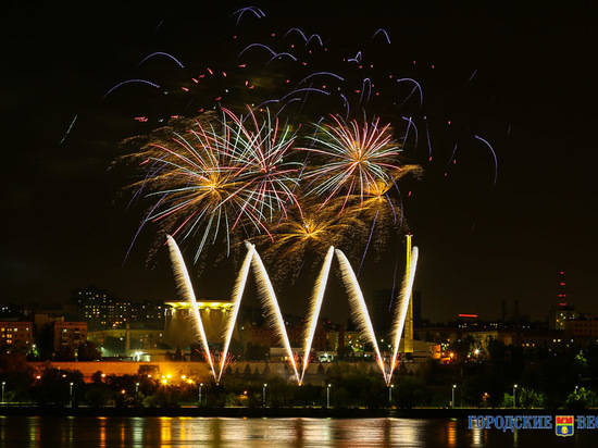 В небе над Волгоградом прогремел праздничный салют
