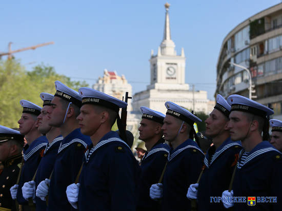 В Сталинграде на параде проехали современные боевые машины и легендарный Т-34