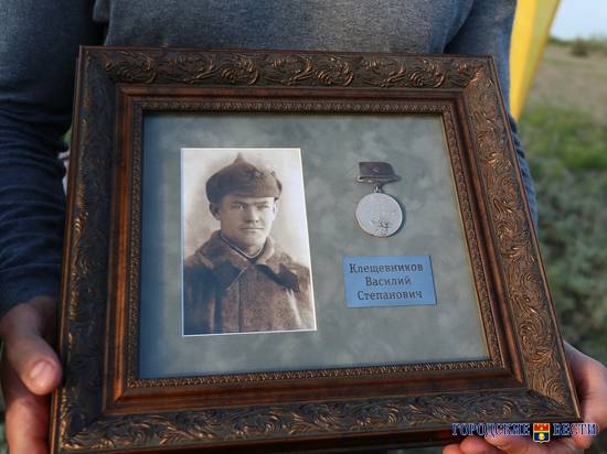 Глава Волгограда передал медаль погибшего танкиста родственникам