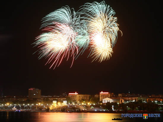 День Победы в Волгограде завершился праздничным салютом