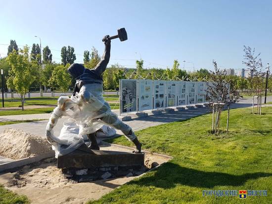 В мемориальном парке у Мамаева кургана установили копию знаменитой статуи Вучетича