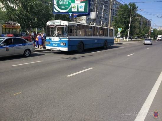 В Волгограде маршрутка подрезала троллейбус: пострадала пассажирка