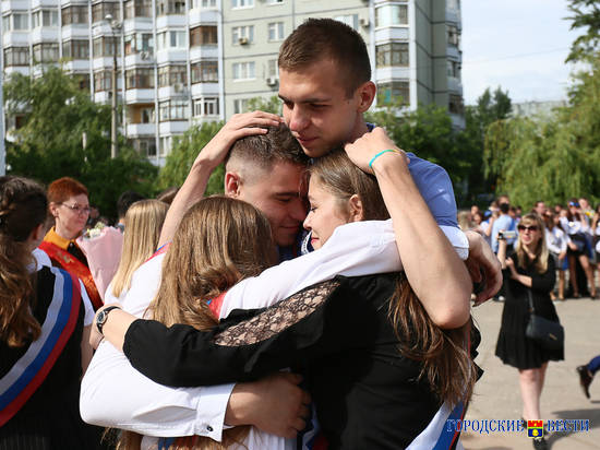 В волгоградских школах прозвенел «Последний звонок»Последний звонок, школа
