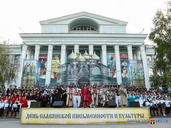 В Волгограде сводный хор из 400 человек выступил на фоне храма