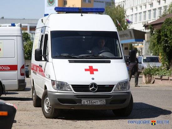 В Волгограде легковушка «подлезла» под фуру: двое в больнице