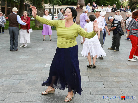 Волгоградцы снова закружились в танце под музыку духового оркестра
