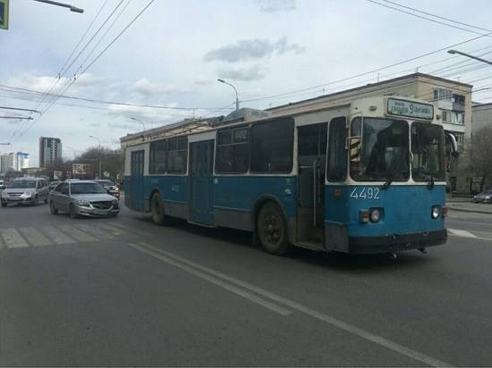 На севере Волгограда грузовик столкнулся с троллейбусом
