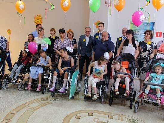 В Волгограде «особенным» детям вручили гаджеты для реабилитации