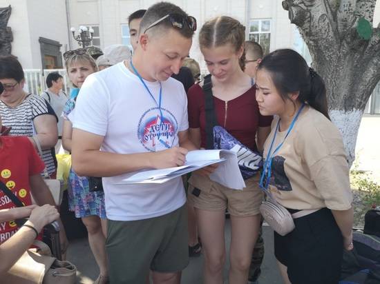 Около 200 волгоградских школьников отправились отдыхать в лагерь на море