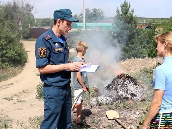 Волгоградские пожарные проверяют, как жители жгут сухую траву