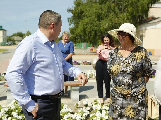В Волгоградской области Андрей Бочаров оценил обновленный парк в станице Алексеевской