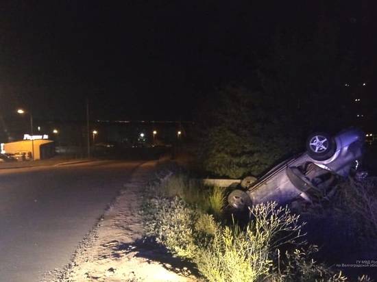 В Волгограде водитель опрокинувшейся машины умер по дороге в больницу