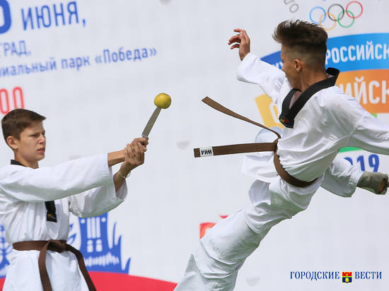 Знаменитые волгоградские чемпионы провели олимпийский день у «Волгоград Арены»Спорт "олимпийский день"