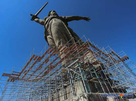 «Родину-мать» одевают в строительные леса