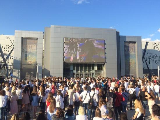 Более 4000 выпускников собрал традиционный бал в центре Волгограда
