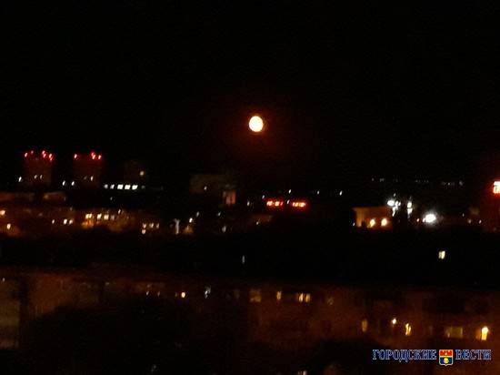 Жутковатая красная луна повисла в ночь на пятницу над Волгоградом