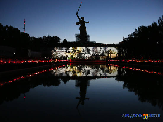В Волгограде на Мамаевом кургане зажгли тысячи свечей