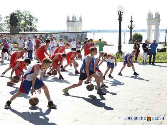 Для молодых волгоградцев на набережной провели мастер-класс по баскетболу