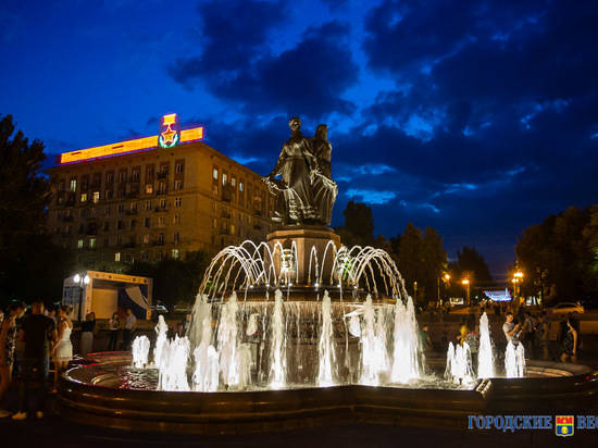 Белые ночи: обновленный фонтан «Искусство» на набережной Волгограда заиграл красками