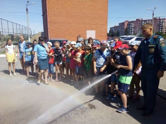Волгоградские пожарные рассказали детям о своей работе