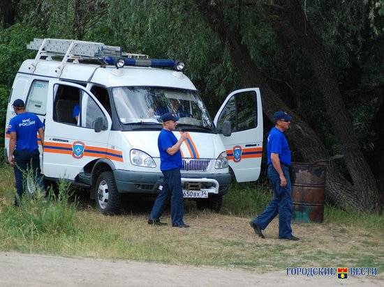 На юге Волгограда в аварийном доме из-за дождя осыпалась штукатурка: жители сообщили об обрушении
