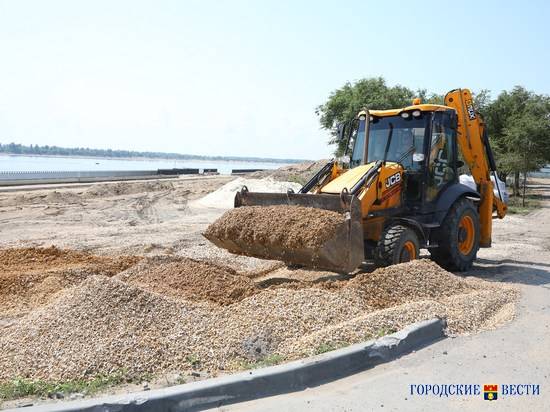 В Волгограде продолжают благоустраивать парк у теплохода «Гаситель»