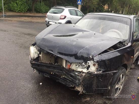 В Волжском при столкновении трех машин пострадал 2-летний пассажир