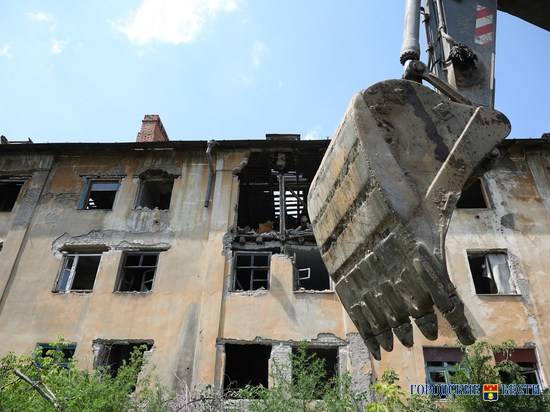В Краснооктябрьском районе ведется демонтаж аварийного дома