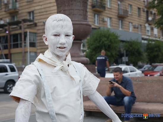 «Самое интересное – когда нас красят»"Волгоград 430" "день города" "ожившие скульптуры" набережная дети