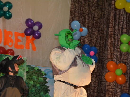 В Ленинске «День колонии» в ИК-28 отметили спектаклем про Шрека