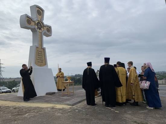 На въезде в Волжский установили 8-метровый поклонный крест