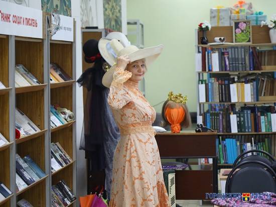 Волгоградки создают модные платья и шляпки начала XX века