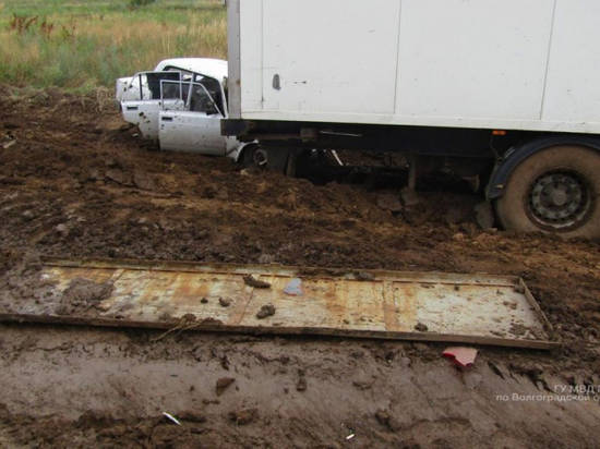 На трассе под Волгоградом фура смяла «пятерку»