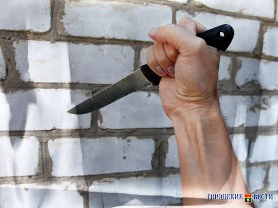 В Волжском пьяный парень порезал прохожего, угрожая ножомразбой криминал