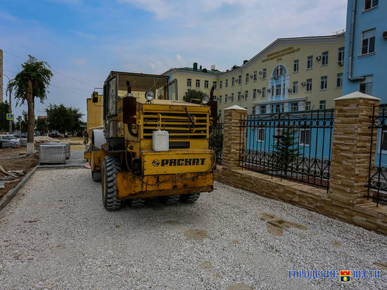 В Волгограде возле 7-й больницы начали укладывать тротуарную плиткублагоустройство больницы парки