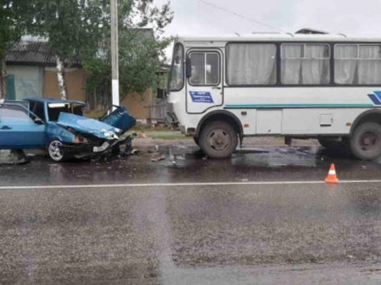 Под Волгоградом 24-летний водитель легковушки впал в кому после аварии с автобусом
