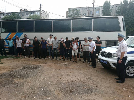 Под Волгоградом полицейские задержали автобус с незаконными мигрантами
