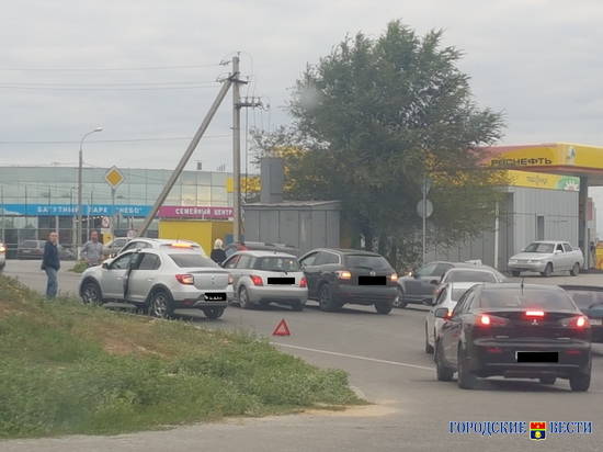 В Волгограде тройное ДТП «закупорило» проезд к улице Землячки