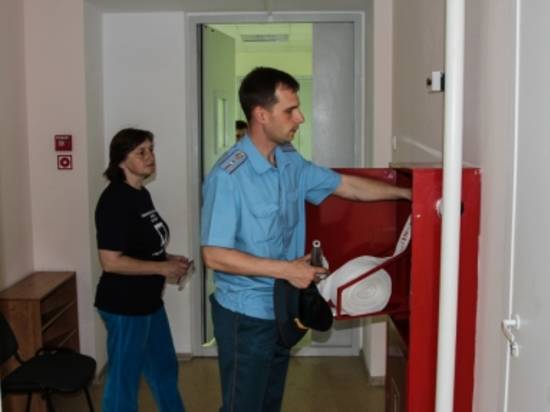 В Волгоградской области сотрудники МЧС проверяют школы на соответствие требованиям пожарной безопасности