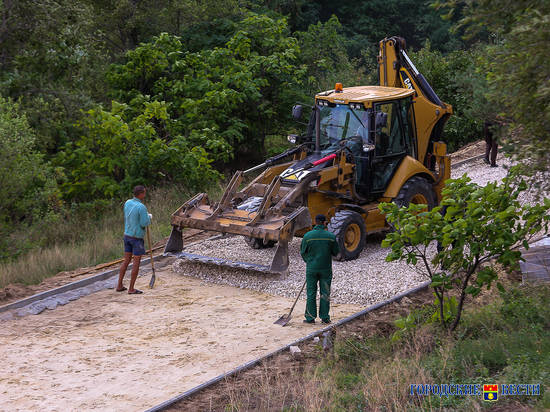 Лестницы и тротуары начали строить на правом склоне поймы в Волгограде