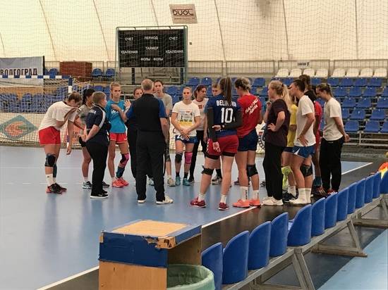 Гандболистки волгоградского «Динамо» проводят первые занятия под руководством нового главного тренера