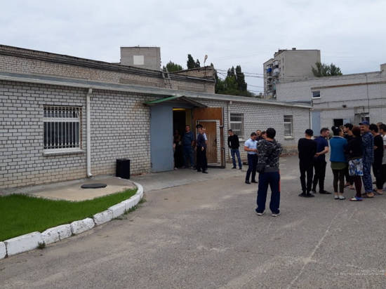 В Волгограде иностранцы штамповали крышки для консервации