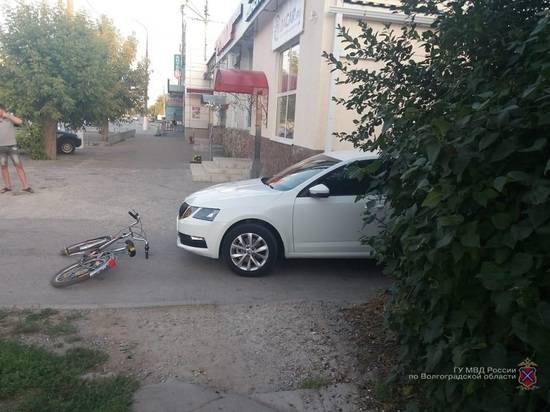 В Волжском водитель иномарки во дворе сбил школьника-велосипедиста
